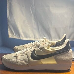 Nike Men's Cream and Black Sneakers